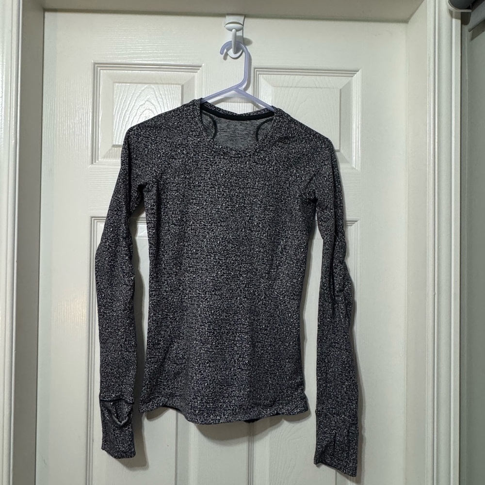 Lululemon runderful long sleeve size 2 euc